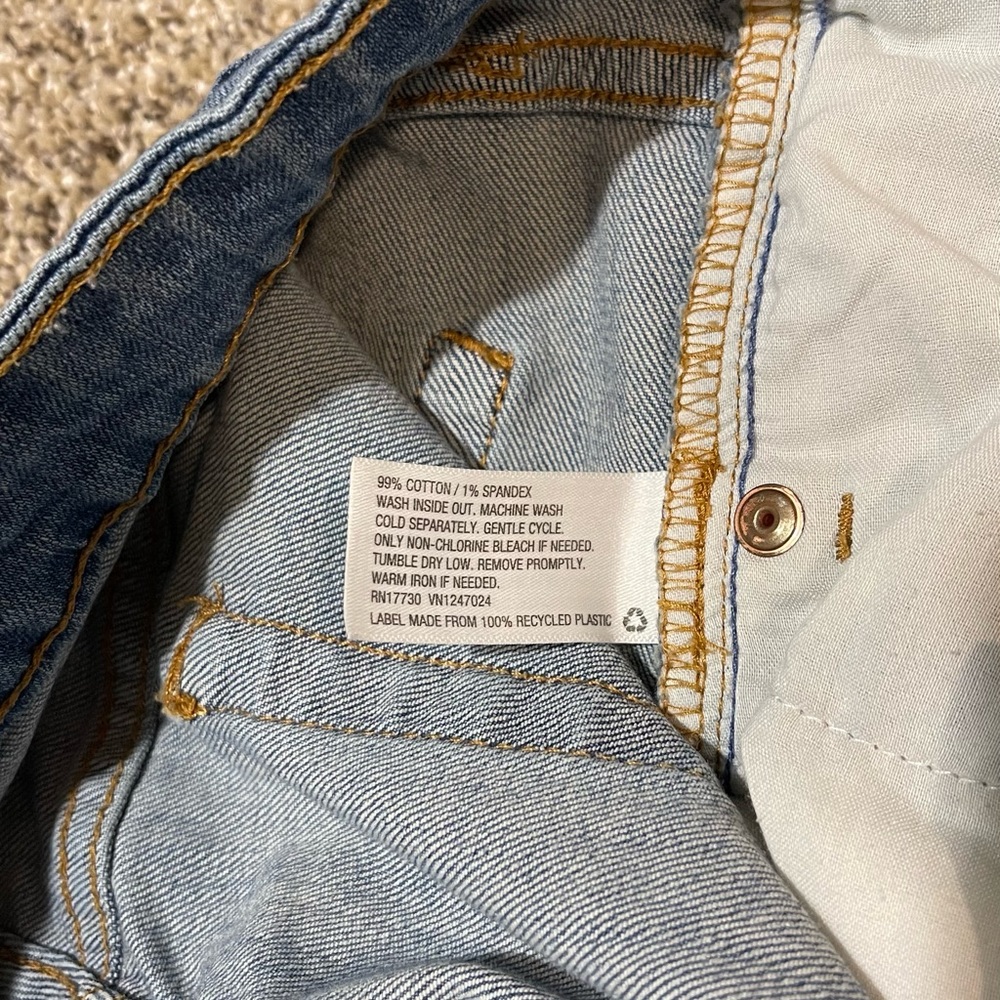 NEW! Wild Fable High Rise Distressed Cropped Mom Jean 10 - Picture 9 of 9